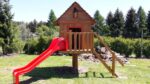 Kinderhaus mit einer Rutsche auf einem Hühnerbein aus Akazienholz – Bild 2
