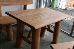 Tisch aus massivem Akazienholz Tisch aus massivem Akazienholz