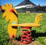 Frühlingsschaukel Hahn aus Akazienholz – Bild 2