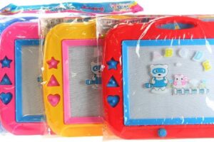 Kindermagnettafel-Set mit Stempeln und Zauberstift 4 Farben Kunststoff Kindermagnettafel-Set mit Stempeln und Zauberstift 4 Farben Kunststoff