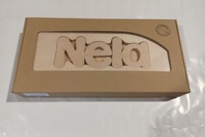Holzhocker CUBS mit NAME NELA .