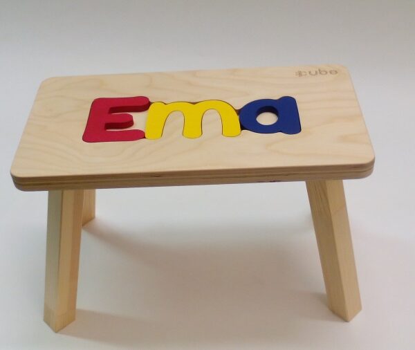 Holzhocker CUBS mit NAME EMA farbig .