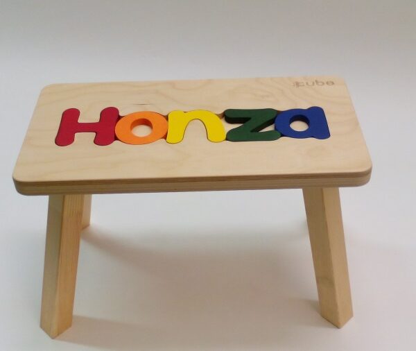 Holzhocker CUBS mit NAME HONZA farbig .