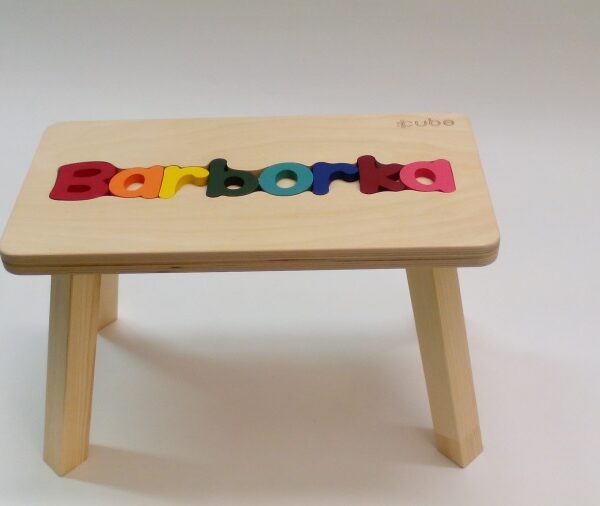 Holzhocker CUBS mit NAME BARBORKA farbig .