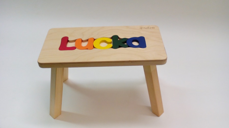 unnamed-file Holzhocker CUBS mit NAME LUCKA farbig .