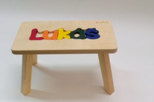 Holzhocker CUBS mit NAME LUKAS farbig .