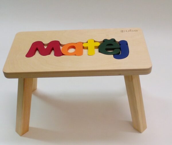 Holzhocker CUBS mit NAME MATTHEW farbig .