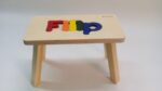 Holzhocker CUBS mit NAME FILIP farbig .