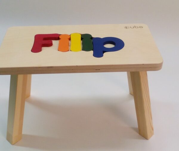 Holzhocker CUBS mit NAME FILIP farbig .
