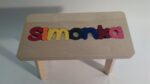 Holzhocker CUBS mit NAME SIMONKA farbig .