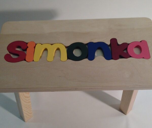 Holzhocker CUBS mit NAME SIMONKA farbig .