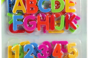 Bunte magnetische Zahlen und Buchstaben