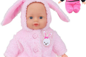 Babypuppe im Kapuzenanzug mit Tiermotiv