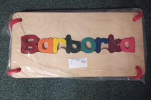 Holzschaukel „Cubs“ mit Sitz und dem Namen „BARBORKA“