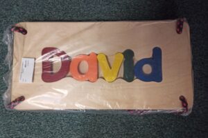 Holzschaukel „Cubs“ mit Sitz und dem Namen DAVID