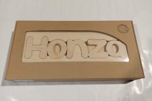 Holzstuhl „CUBS“ mit dem Namen „HONZA“