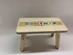 HEROLD-Kinderhocker aus Holz mit Namensschild – Bild 3