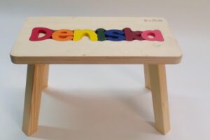 Holzstühlchen „CUBS“ mit dem Namen „DENISKA“