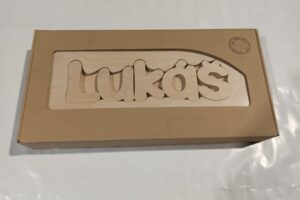 Holzstuhl CUBS mit dem Namen LUKÁŠ