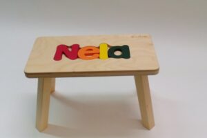 Holzhocker CUBS mit dem Namen NELA
